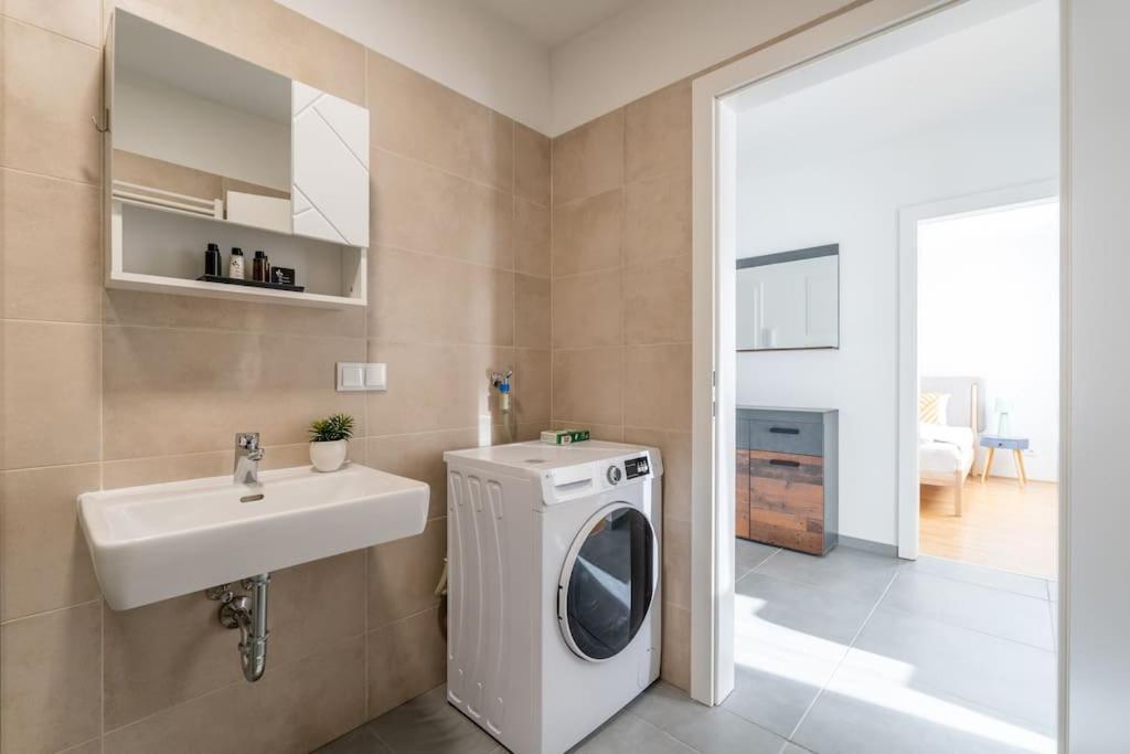Hm • Sleek 1Br Home With Balcony Wien Exteriör bild