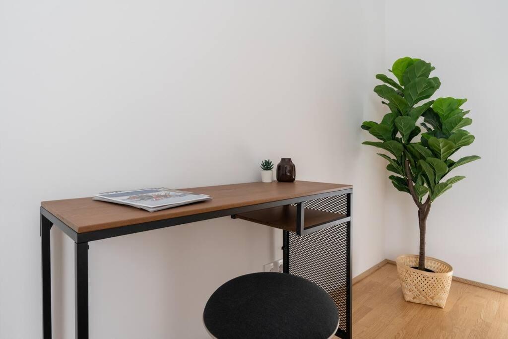 Hm • Sleek 1Br Home With Balcony Wien Exteriör bild