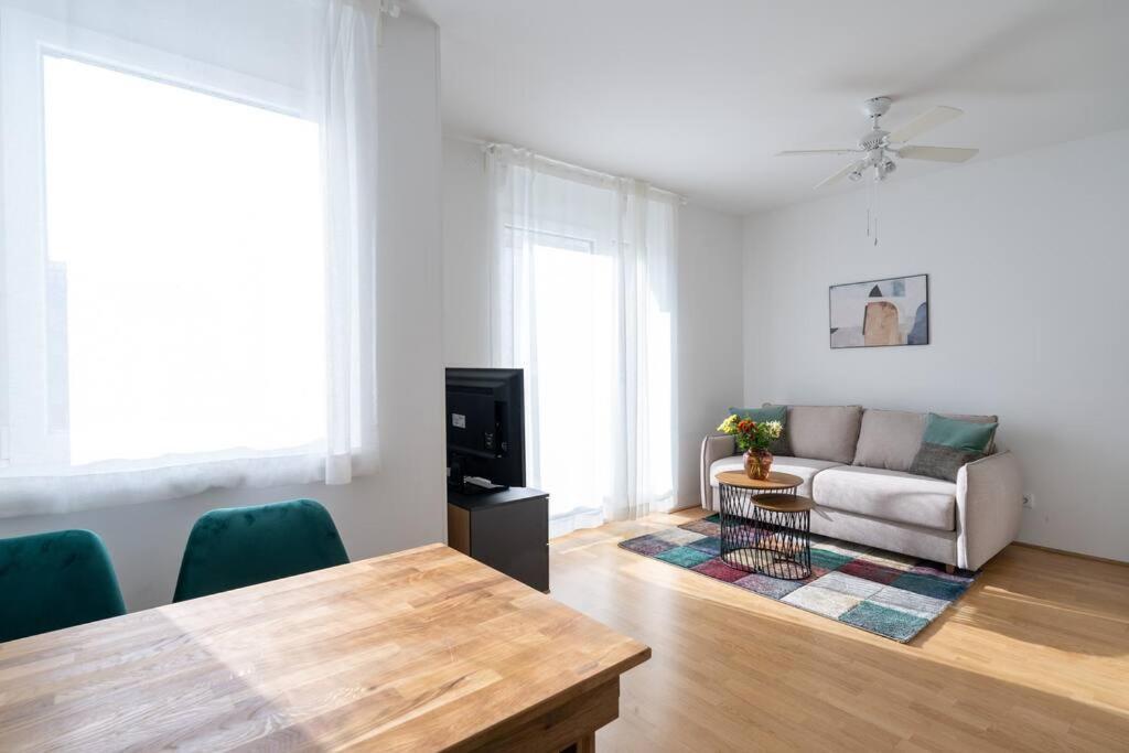 Hm • Sleek 1Br Home With Balcony Wien Exteriör bild