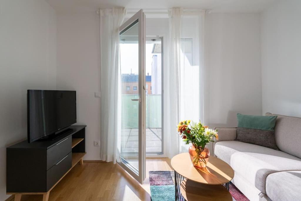 Hm • Sleek 1Br Home With Balcony Wien Exteriör bild
