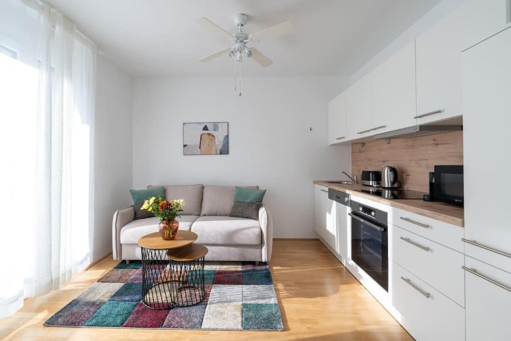 Hm • Sleek 1Br Home With Balcony Wien Exteriör bild