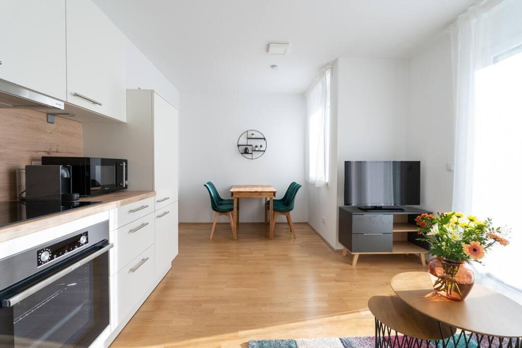 Hm • Sleek 1Br Home With Balcony Wien Exteriör bild